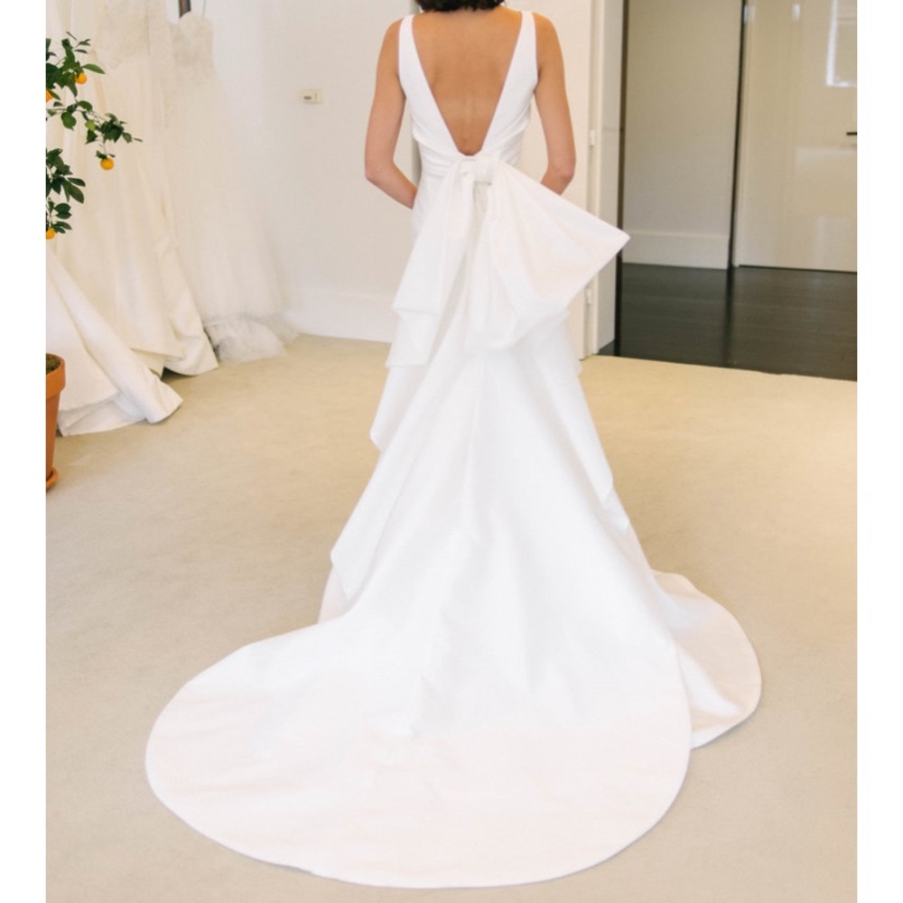 Carolina Herrera Wedding Dress - Picture 3 of 4